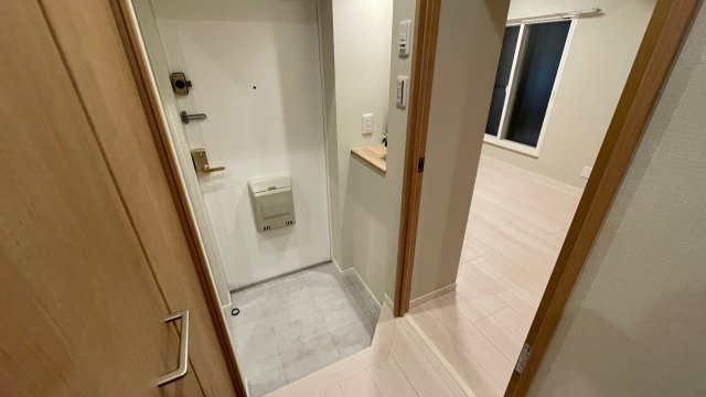 ３分歩いて雨に濡れず横浜駅まで～【カインドステージ横浜台町】の玄関|明るい玄関です