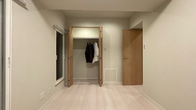 ３分歩いて雨に濡れず横浜駅まで～【カインドステージ横浜台町】の玄関|収納もある玄関です