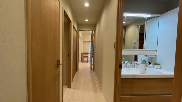 ３分歩いて雨に濡れず横浜駅まで～【カインドステージ横浜台町】の玄関|ゆったりとした玄関です