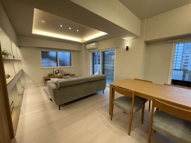 ３分歩いて雨に濡れず横浜駅まで～【カインドステージ横浜台町】の居間・リビング