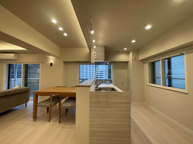 ３分歩いて雨に濡れず横浜駅まで～【カインドステージ横浜台町】の居間・リビング