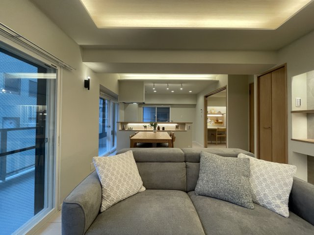 ３分歩いて雨に濡れず横浜駅まで～【カインドステージ横浜台町】の居間・リビング