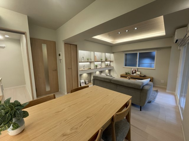 ３分歩いて雨に濡れず横浜駅まで～【カインドステージ横浜台町】の居間・リビング