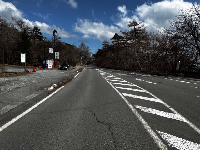 軽井沢町長倉　中古戸建／店舗の前面道路含む現地写真