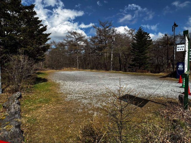 軽井沢町長倉　中古戸建／店舗の駐車場