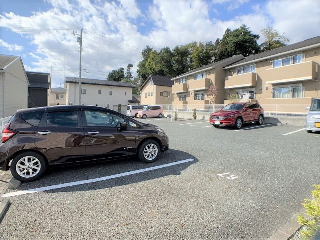 イーストヒルズ高松Eの駐車場