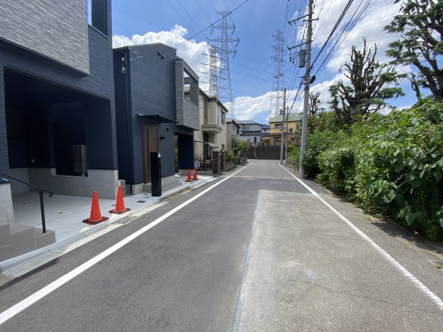 瀬谷区阿久和東2丁目新築戸建【2SLDK+駐車1台/約21坪の広大なお庭】全2棟の前面道路含む現地写真
