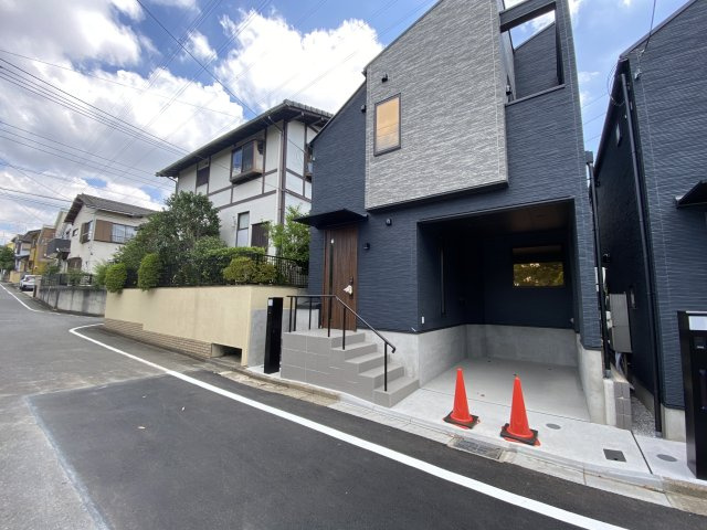 瀬谷区阿久和東2丁目新築戸建【2SLDK+駐車1台/約21坪の広大なお庭】全2棟の外観