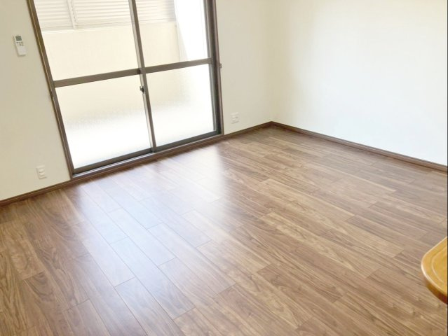 アムール和白駅の居間・リビング|バルコニー直結のリビング！採光が取れた明るい空間です！