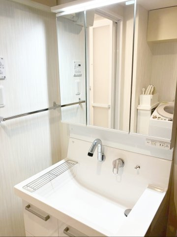 アムール和白駅の独立洗面台|3面鏡タイプの洗面化粧台は、鏡を広々使えて身支度が捗りますね！