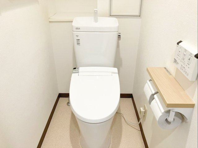 アムール和白駅のトイレ|トイレは温水洗浄便座です！壁面収納は、消耗品などを置けて便利です！