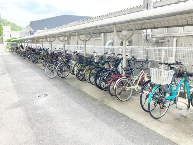 アムール和白駅の駐輪場|綺麗に管理された駐輪場です！サイクルポートは雨や紫外線による自転車の劣化防止にも役立ちますね！