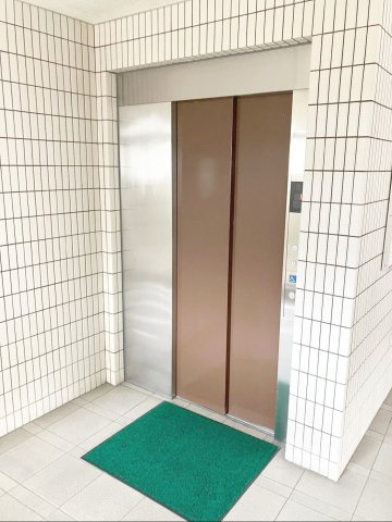 アムール和白駅のエントランス|9人乗りのエレベーターが1基あります！