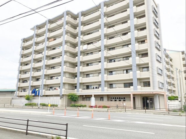 アムール和白駅の外観|バス停が目の前にあります！西鉄バス『塩浜』停まで徒歩約1分で交通利便が良いです！