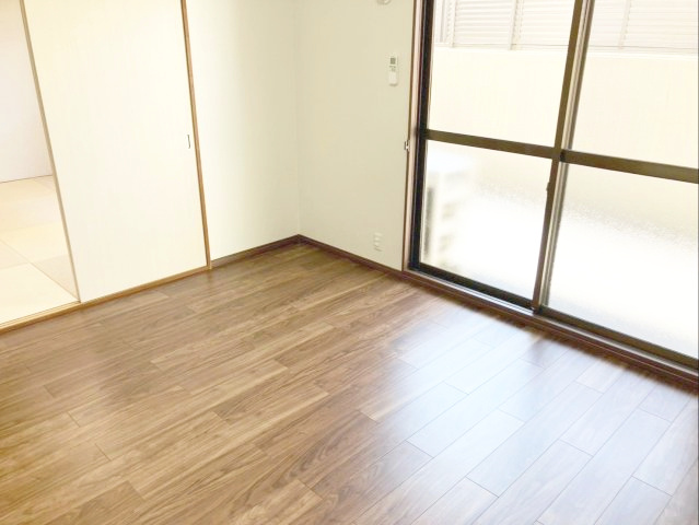 アムール和白駅の居間・リビング|バルコニーからの採光がとれたリビングは、外への広がりが感じられる開放的な空間です！