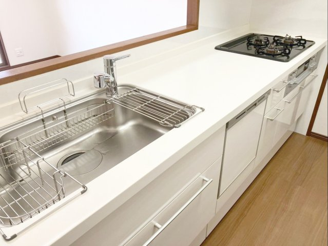 アムール和白駅のキッチン|お手入れしやすいシステムキッチンです！シンクにはスポンジホルダー等があり便利です！