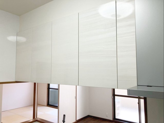 アムール和白駅の収納|昇降式の吊り戸棚付きです！収納スペース充実で嬉しいですね！