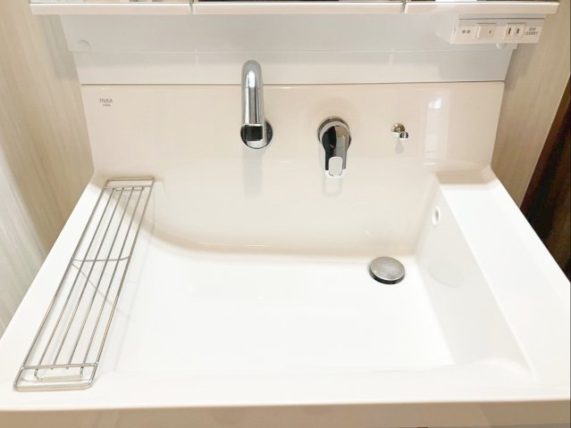 アムール和白駅の独立洗面台|ハイバックタイプの洗面台です！水栓の根元に水垢などの汚れが溜まりにくく、お手入れもラクラクです！