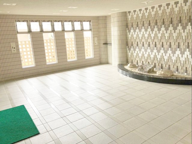 アムール和白駅のエントランス|広々としたエントランスは、窓からの採光が取れた明るい印象を受けます！