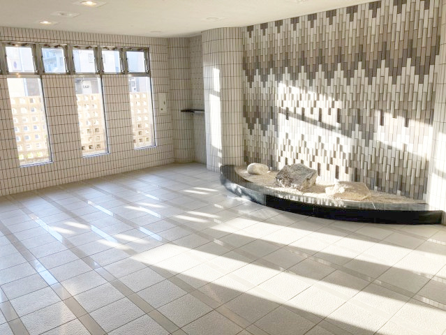 アムール和白駅のエントランス|窓からの採光が取れた明るいエントランスです！