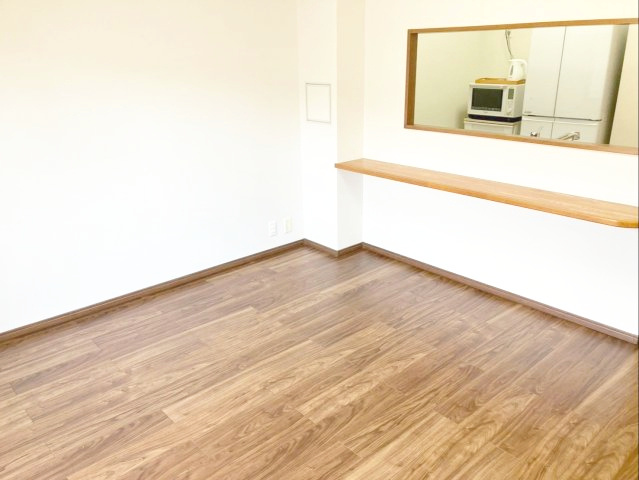 アムール和白駅の居間・リビング|リビングの様子です！多目的に使えるカウンターは、料理の配膳や片付けにも便利です！