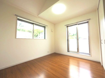 【居間・リビング】 | ヴィラヒルズ滝頭 | 最上階・２面採光で明るい居室