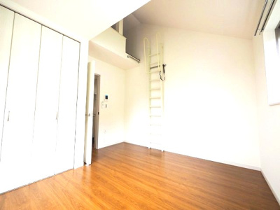 【居間・リビング】 | ヴィラヒルズ滝頭 | 最上階・２面採光で明るい居室