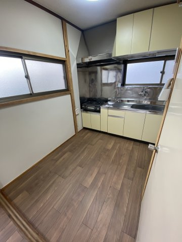 【 貸主 】本牧緑ケ丘ハウス（2F）のキッチン|CF新規張替（2025年3月施工）
※2025年3月撮影