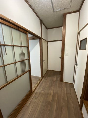 【 貸主 】本牧緑ケ丘ハウス（2F）の玄関|CF新規張替（2025年3月施工）
※2025年3月撮影