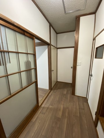 【 貸主 】本牧緑ケ丘ハウス（2F）の玄関|CF新規張替（2025年3月施工）
※2025年3月撮影