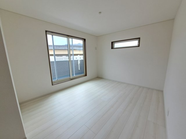 新築　桐生市広沢町4丁目　4号棟の洋室|現地写真　各部屋収納がありスッキリお片付けできます♪