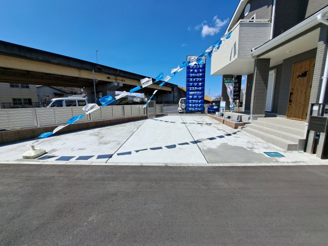 新築　桐生市広沢町4丁目　4号棟の駐車場|現地写真　駐車スペースは建物南側に並列3台分可能です！