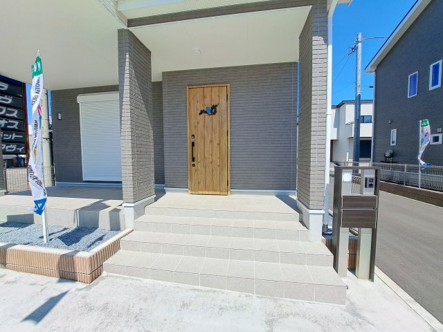 新築　桐生市広沢町4丁目　4号棟の玄関|現地写真　ポストと一体型のTVモニターホンでセキュリティ安心！