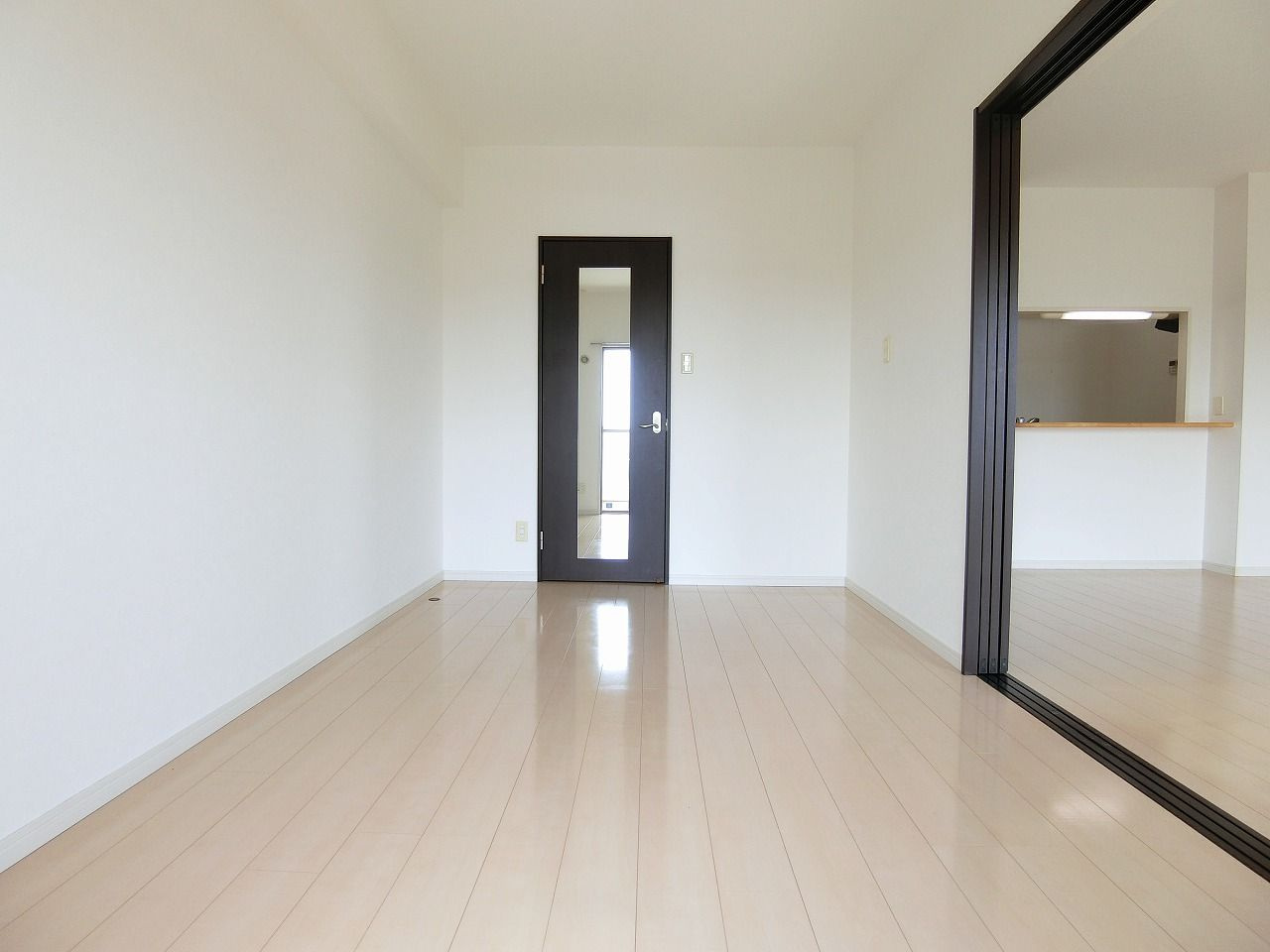 プリマヴェーラ一條【キャッシュバック対象物件】の洋室|使いやすい居間です