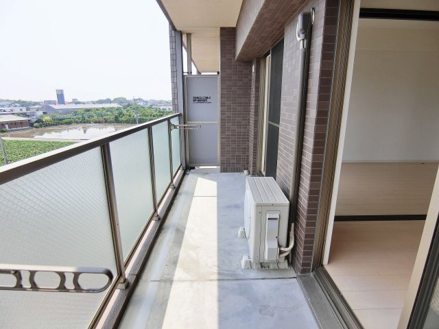 プリマヴェーラ一條【キャッシュバック対象物件】のバルコニー|外からの目が気にならないバルコニーで洗濯物が干せます