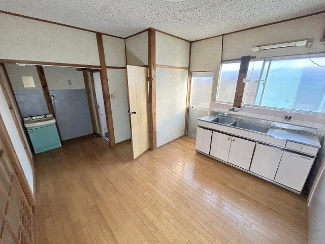 五條市二見１丁目のハイツの居間・リビング