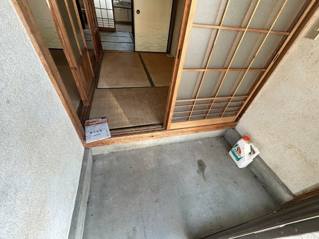 五條市二見１丁目のハイツの玄関
