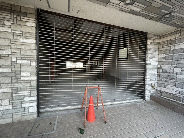 【エントランス】 | メゾンドビル | シャッター交換予定