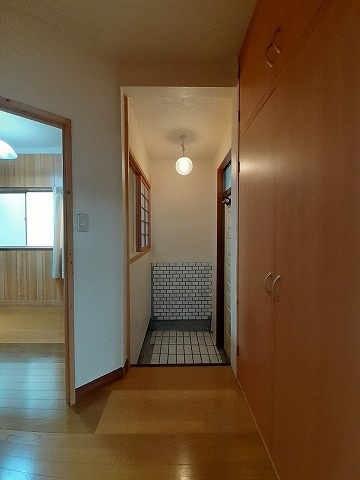 【玄関】 | 古志原2丁目中古戸建（収益物件） | 収納もある玄関です
