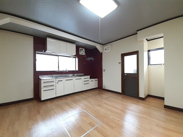 【居間・リビング】 | 古志原2丁目中古戸建（収益物件） | こちらの居間で趣味の時間をお楽しみください