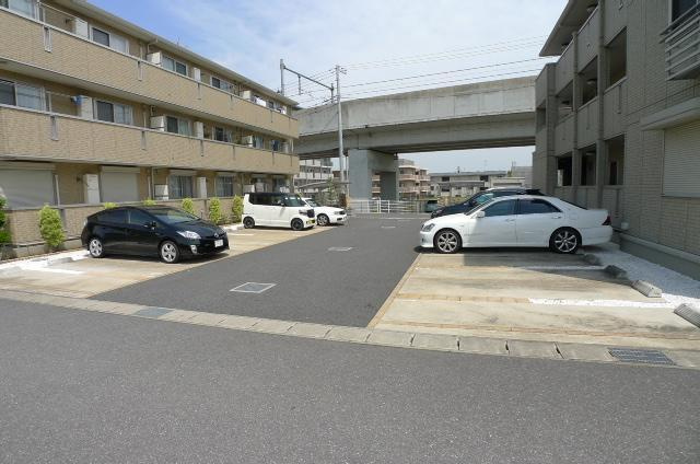 グランドゥール Ⅱの駐車場