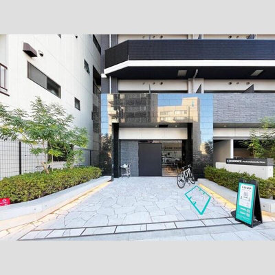 【エントランス】 | S-RESIDENCE難波大国町Deux | 落ち着いたエントランスです