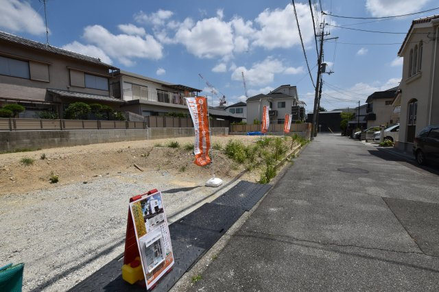宝塚市南ひばりガ丘1丁目建築条件付土地の前面道路含む現地写真|前面道路（公道5.6ｍ）