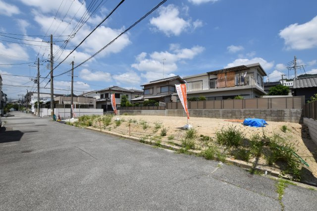 宝塚市南ひばりガ丘1丁目建築条件付土地の前面道路含む現地写真|前面道路（公道5.6ｍ）