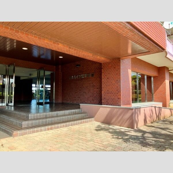 ネオハイツ江戸川台Ａ棟のエントランス