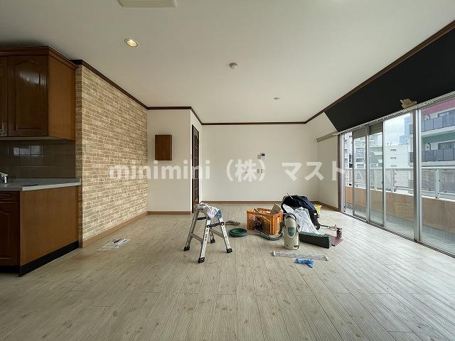 ラパンジール恵美須4の居間・リビング