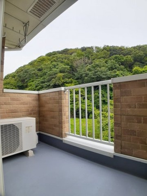 【バルコニー】 | ピエ・デル・モンテⅡ | 暖かな日差しのふりそそぐバルコニー