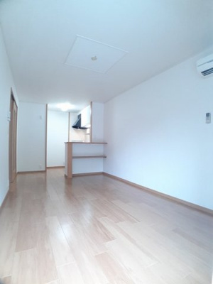 【居間・リビング】 | ピエ・デル・モンテⅡ | こちらのリビングで趣味の時間をお楽しみください