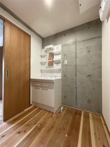 アッパーヤードの洗面所|広い洗面スペースです★