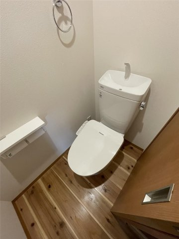 アッパーヤードのトイレ|嬉しい温水洗浄便座付き♪